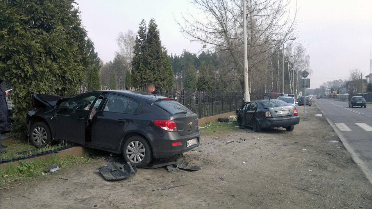 Samochód na latarni, drugi na cmentarzu. Dwie osoby ranne