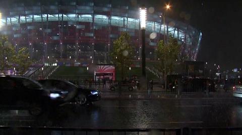 Na Stadion w strugach deszczu
