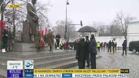 Andrzej Duda przed pomnikiem Józefa Piłsudskiego 