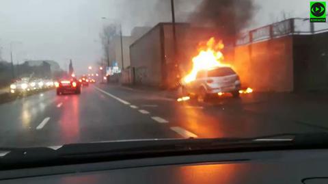 Płonące auto na Wawelskiej