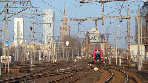 Tłumy na stacji Warszawa Centralna (wideo archiwalne)