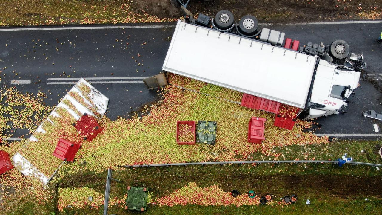 Kamion pod Żyrardowem. Zderzenie trzech pojazdów. Ciężarówka na boku