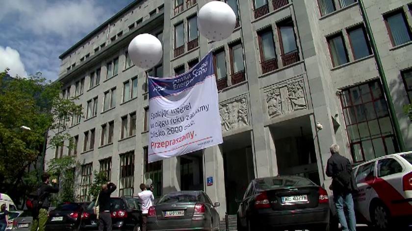 Greenpeace rozwiesiło banner w proteście przeciwko działaniom PGE 