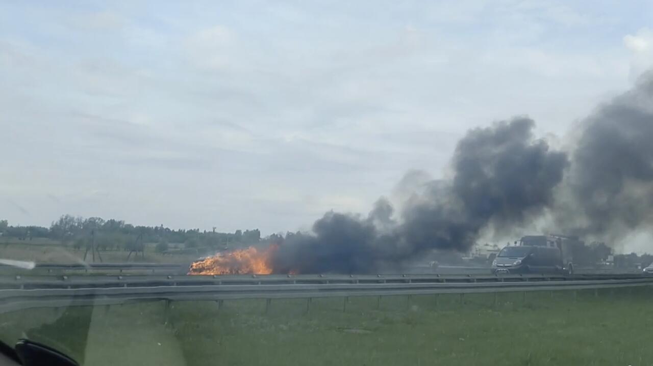 Auto w ogniu na autostradzie A2