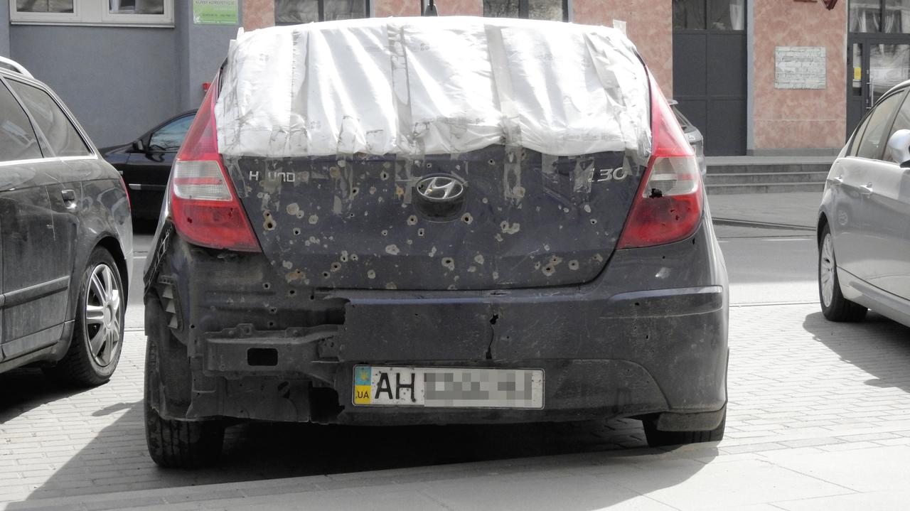 Podziurawione kulami auto stoi w Warszawie. 