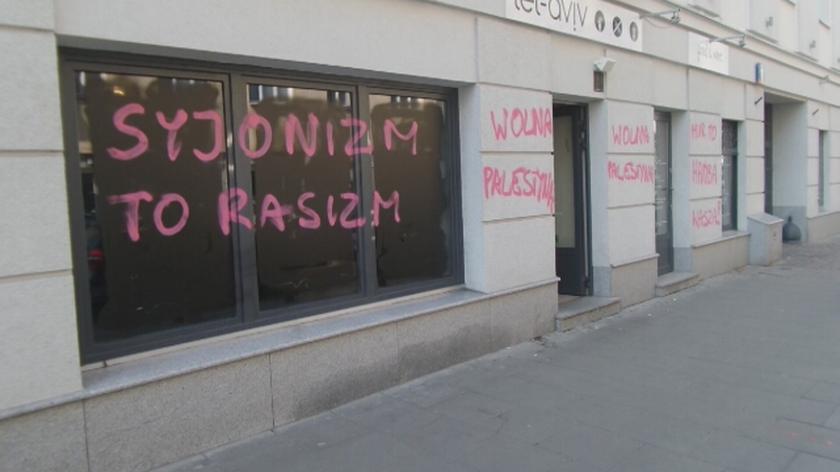 Rasistowskie napisy na witrynie warszawskiej restauracji