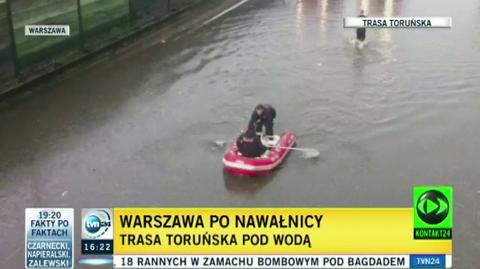 Akcja ratunkowa na zalanej jezdni