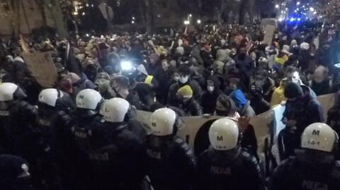 Grupa około 150 osób pozostaje zamknięta w policyjnym kordonie w alei Szucha