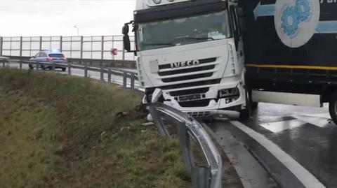 Ciężarówka uderzyła w barierę na S8