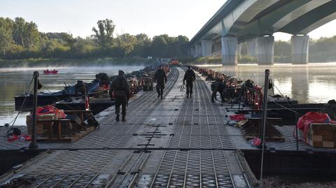 Saperzy zabezpieczają most i czuwają nad ułożeniem rurociągu