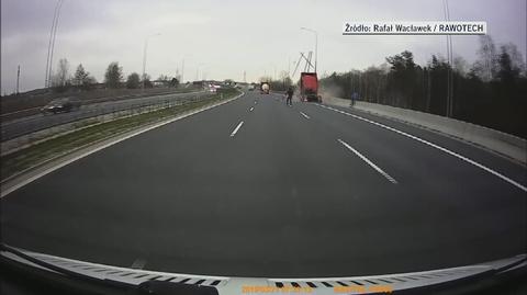Ciężarówka wjeżdża w samochód dostawczy (całe nagranie) 