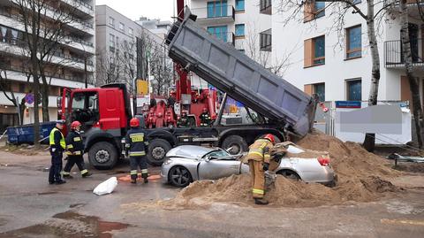 Ciężarówka z piachem wywróciła się na zaparkowane auto osobowe (materiał z 29.11.2021)