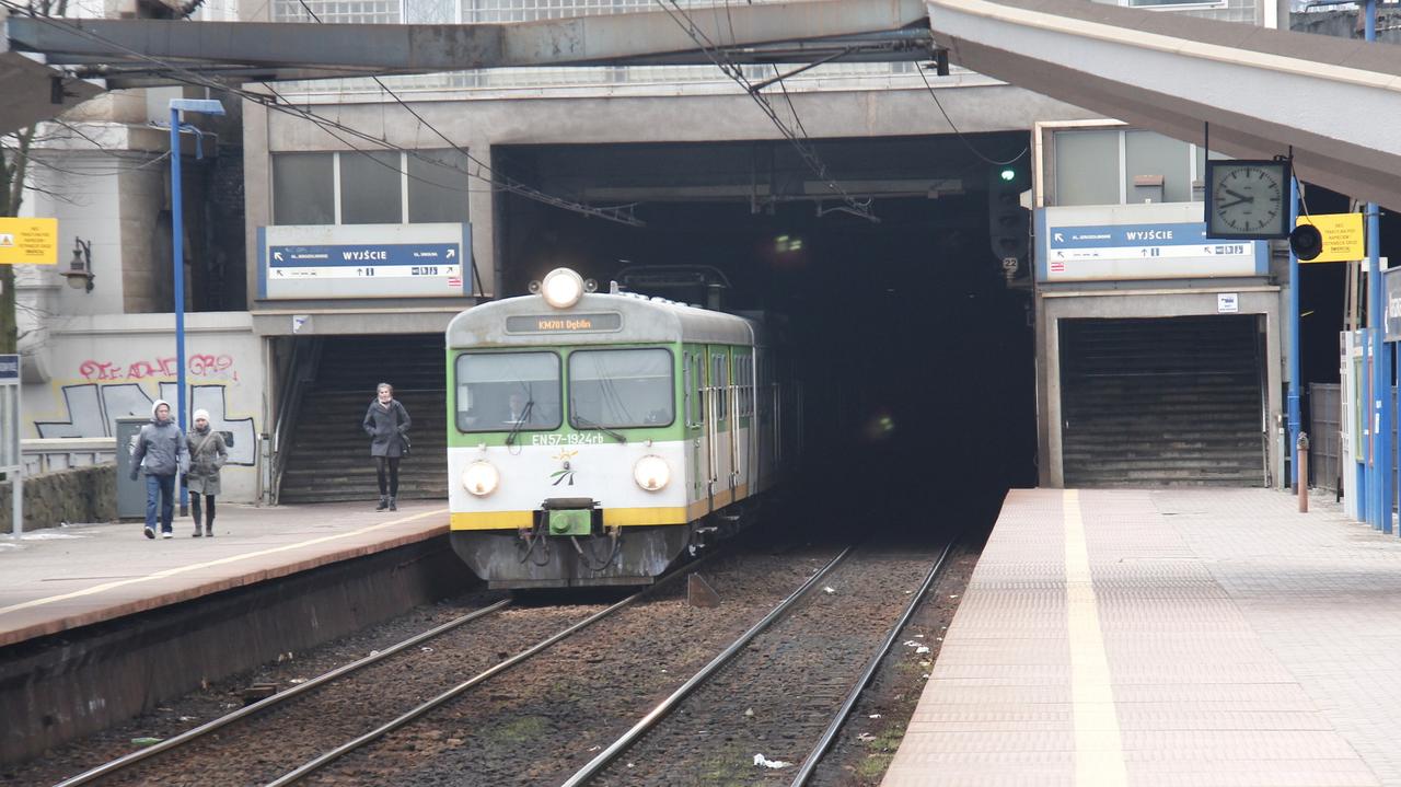 Piętrowe pociągi wreszcie się mieszczą w tunelu