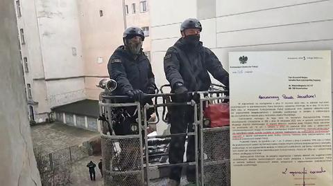 Policjanci na strażackim wysięgniku przy lokalu Lotnej Brygady Opozycji