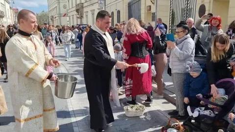 Święcenie pokarmów przed cerkwią na Miodowej 