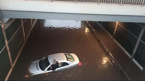 Samochód utknął w zalanym tunelu