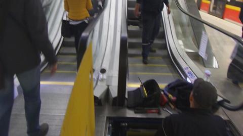 Serwisanci sprawdzają unieruchomione schody