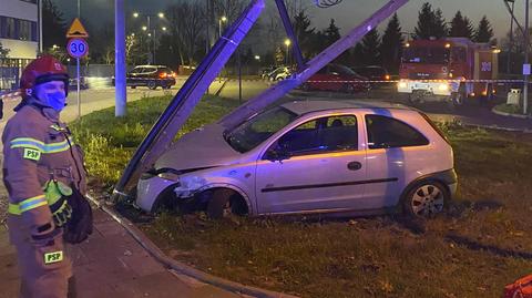 Auto uderzyło w betonowy słup w Wawrze