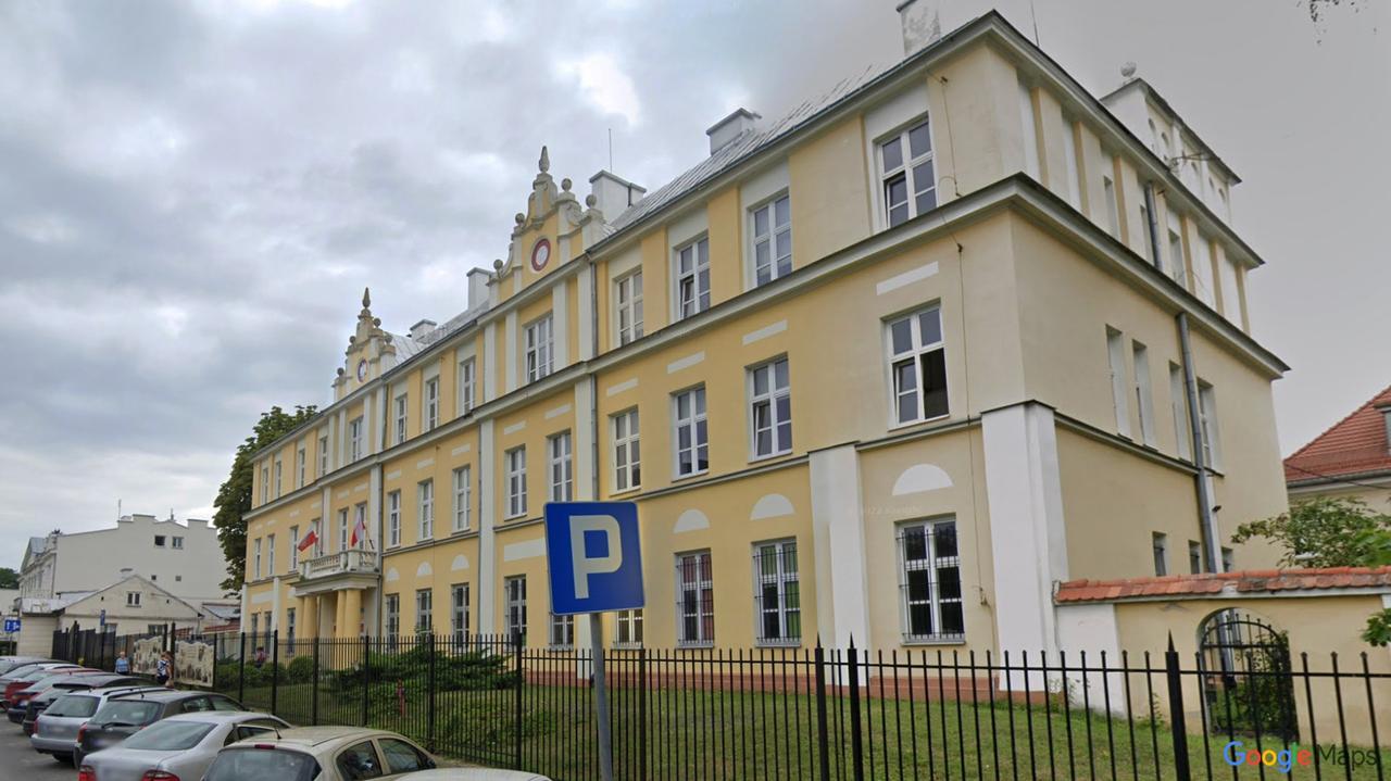 Policjanci szukali go w domu. Przyszedł do komendy zapytać dlaczego. Pożałował