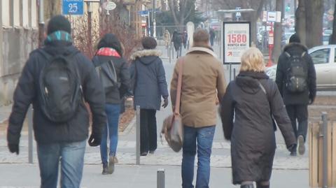 Pasażerowie wysiadają z autobusu i idą na piechotę do tramwaju