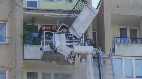 Strażący przecinają płytę balustrady