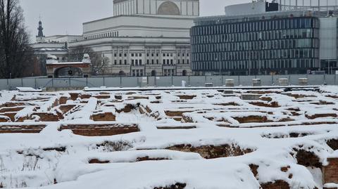 Relikty Pałacu Saskiego pokryte śniegiem