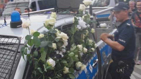 Białe róże na policyjnym pickupie 