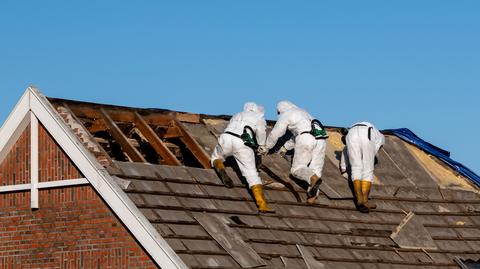 Druzgocący raport NIK ws. usuwania azbestu z polskich dachów