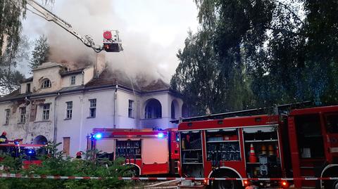 Ogień trawi dach budynku