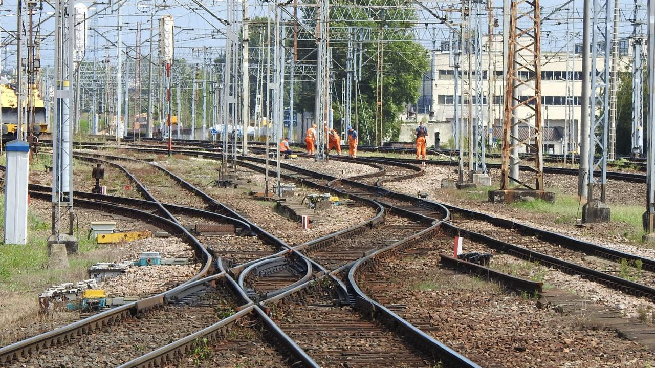 Utrudnienia na kolei pod Warszawą, opóźnione pociągi