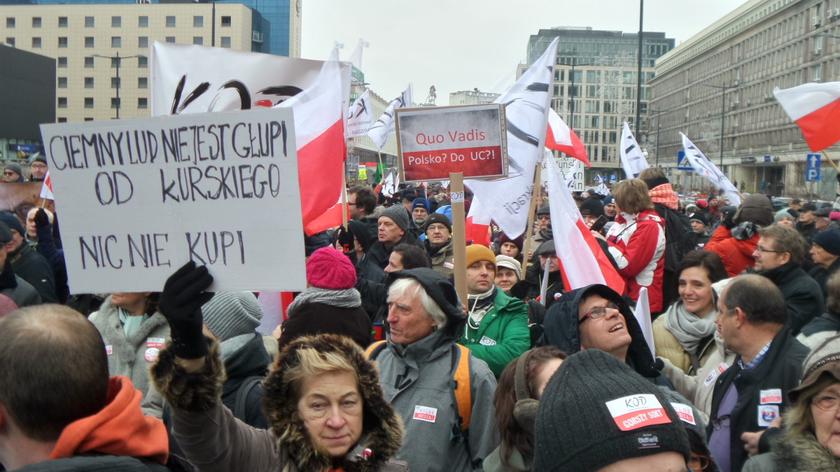 Manifestacja na pl. Powstańców