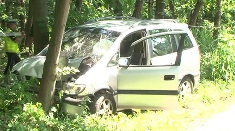 Opel uderzył w drzewo przy ulicy Kondratowicza