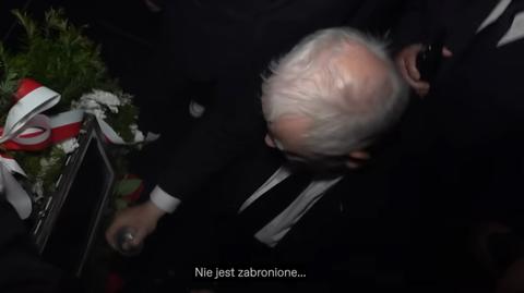 Jarosław Kaczyński zamalował tabliczkę na wieńcu
