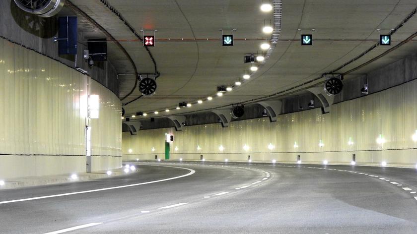Jak bezpiecznie korzystać z tunelu drogowego?