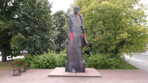 Pomnik Dmowskiego w czerwonej farbie