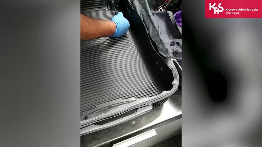 Funkcjonariusze Służby Celno-Skarbowej znaleźli w bagażu ponad 4 kilogramy narkotyków