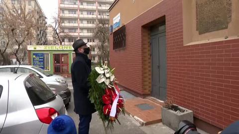Zastępca prezesa IPN złożył kwiaty pod tablicą upamiętniająca wykrycie "schronu Wolskich dla warszawskich Żydów"