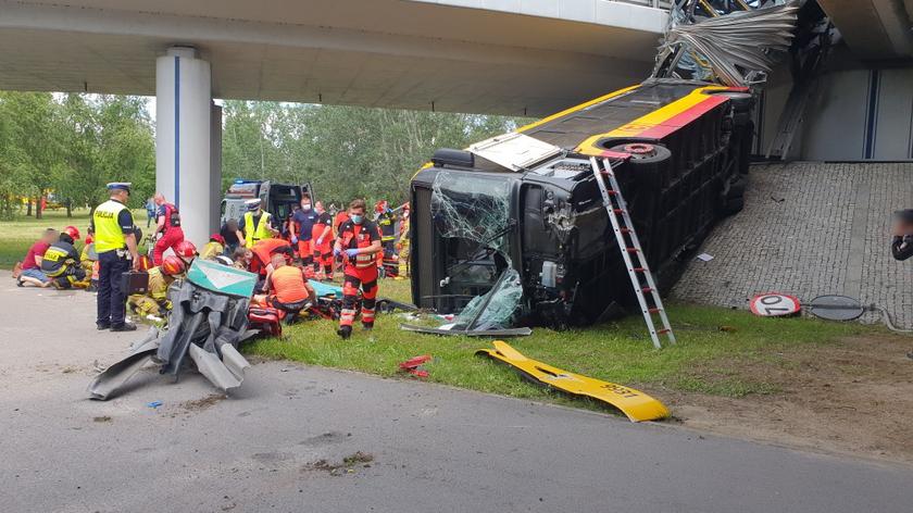 Straż pożarna: około 22 osoby poszkodowane w wypadku autobusu, jedna osoba nie żyje 