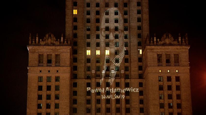 Wizerunek Pawła Adamowicza wyświetlony na fasadzie Pałacu Kultury i Nauki 