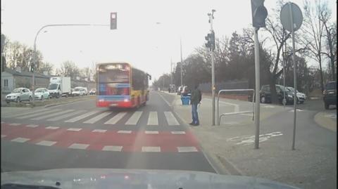 Autobus przejeżdża na czerwonym świetle