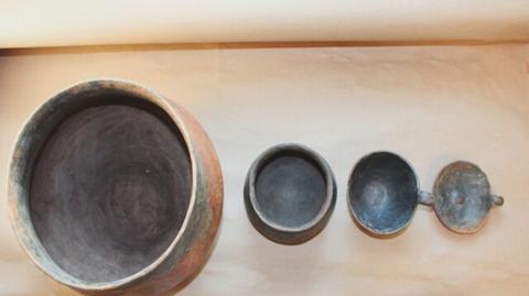 Policjanci znaleźli naczynia z epoki brązu 