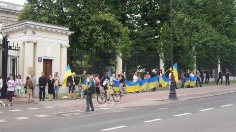 Przed ambasadą Rosji zebrało się ok. 50 osób