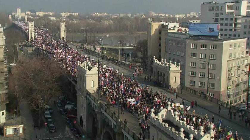 Kolumna marszu na moście Poniatowskiego