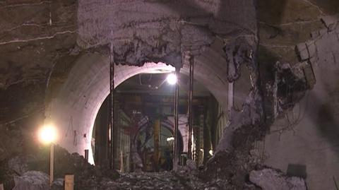Wyburzona ściana w tunelu
