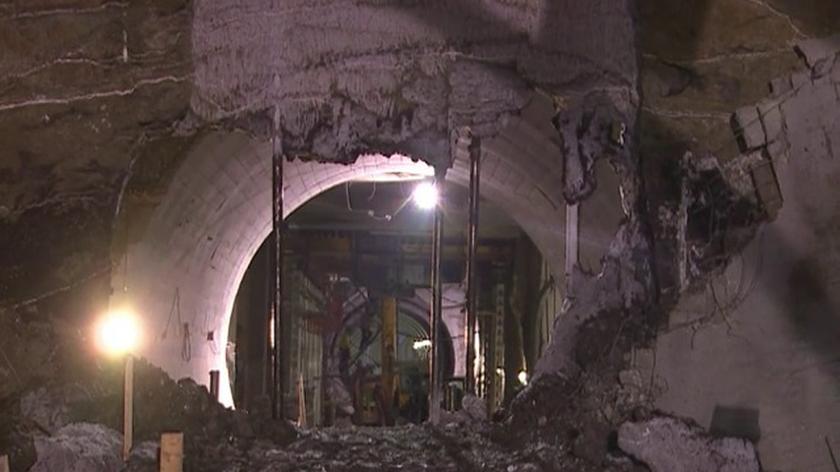 Wyburzona ściana w tunelu
