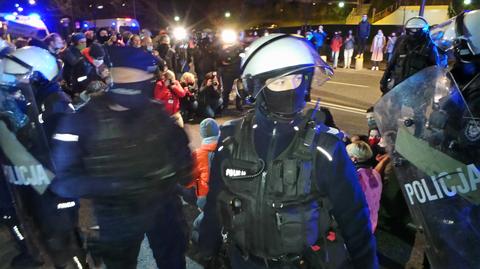 Policja usuwa protestujących z ulicy Książęcej 