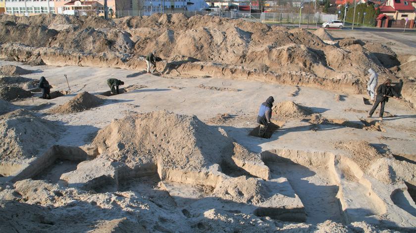 Stanowisko archeologiczne znajduje się przy Ostródzkiej na Białołęce