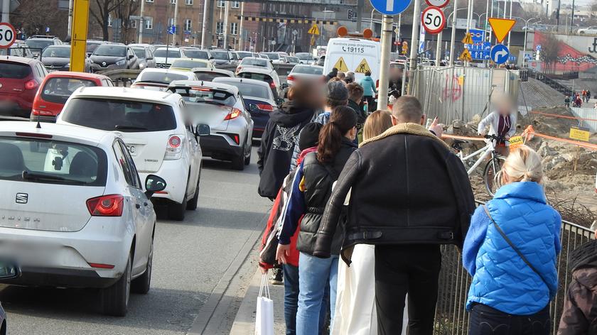 Piesi mijają zamknięty odcinek Wisłostradą 