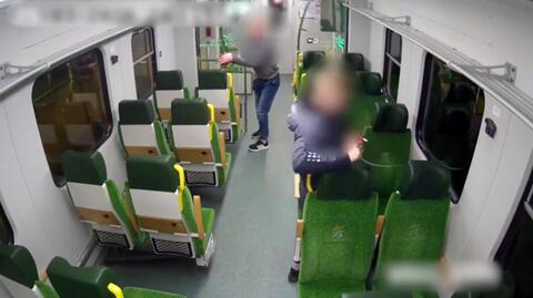 Monitoring z wagonu, którym podróżowali podejrzani (wideo bez dźwięku)