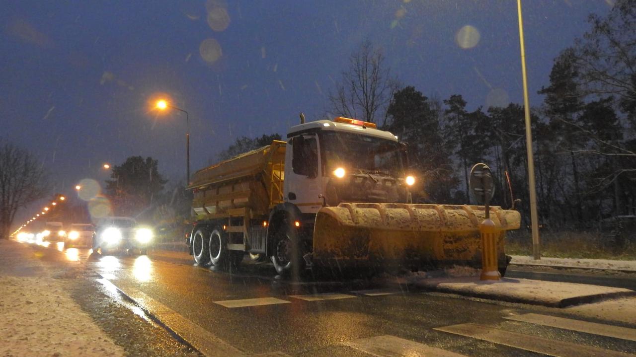 Sypnęło śniegiem. Posypywarki wyjechały na warszawskie ulice 